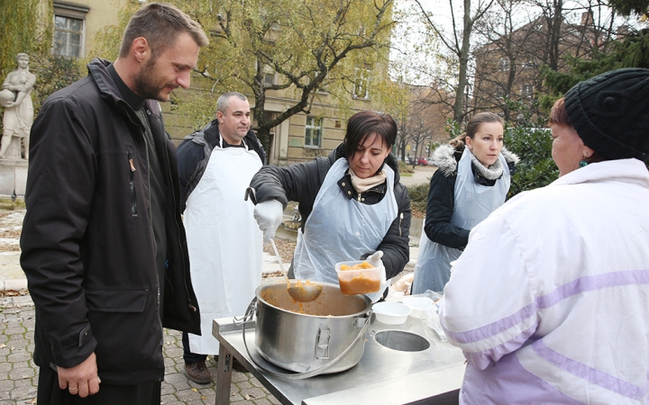 Hideg hónapok - Ételosztás a mozi előtt