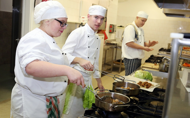 Megvendégelt diákok