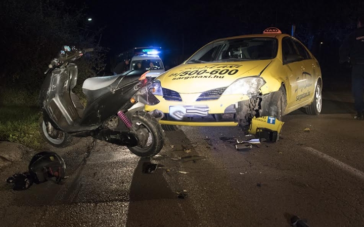 Robogóval ütközött egy taxi a Petőfi utcában