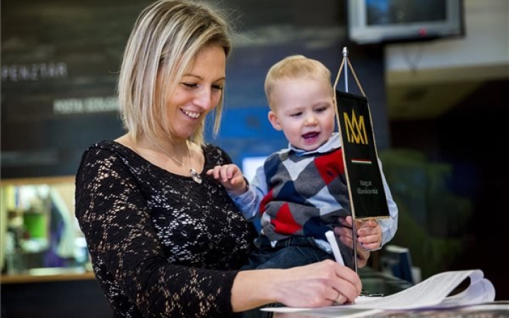 Szépen híznak a babakötvények