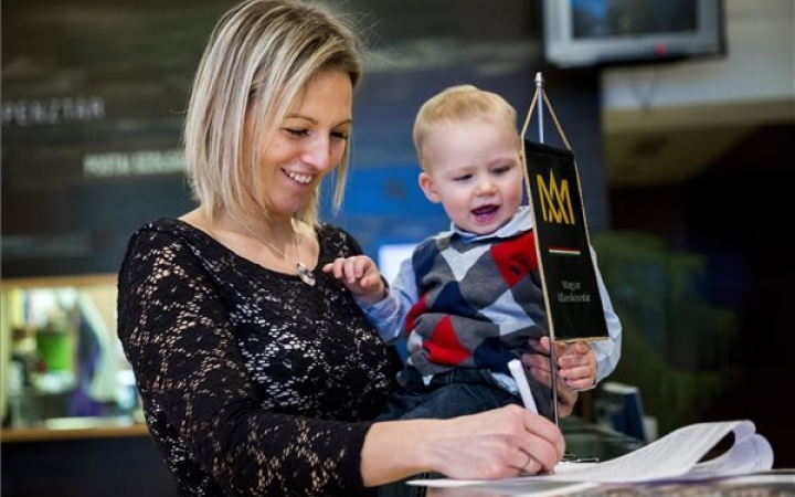 Szépen híznak a babakötvények