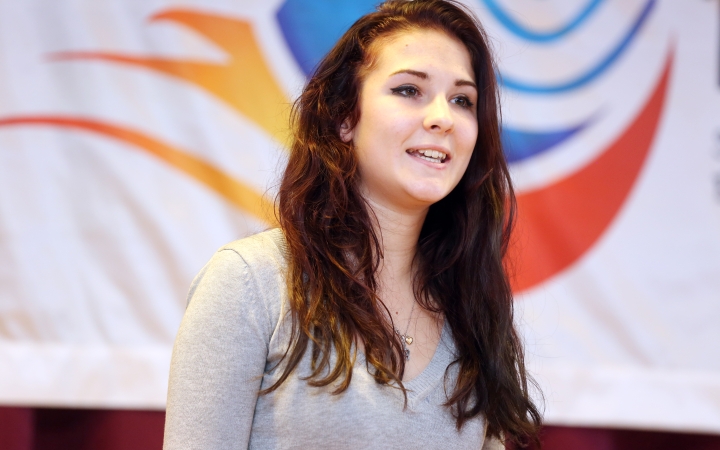 Versmondó verseny a Dunaferrben