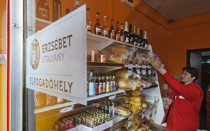 Nem csak a nyugdíjasok kapnak Erzsébet-utalványt