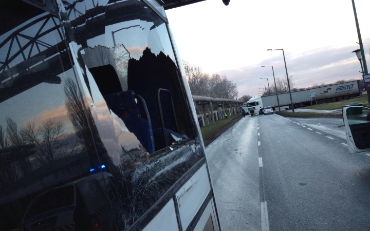 Oldalba kapta a kamion a buszt
