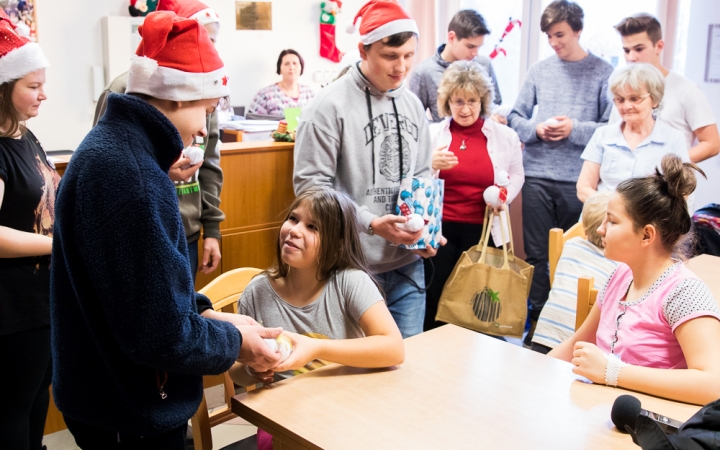 Ajándékok a kórház gyermekosztályán lábadozóknak