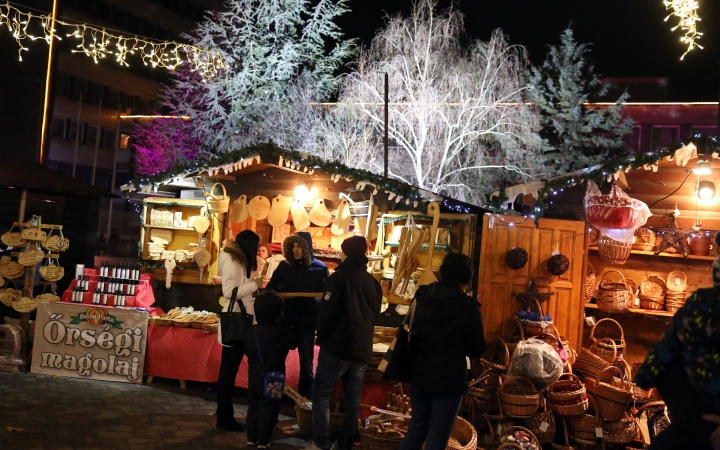 Fényárban úszik a tér