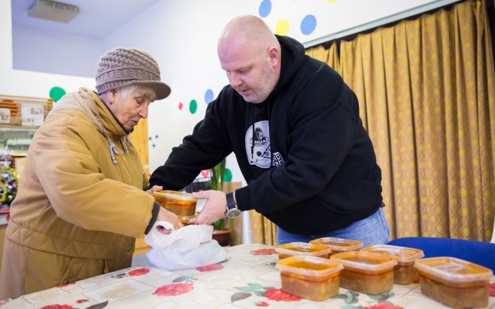 Halászlé kerül az egyedül élő idősek asztalára