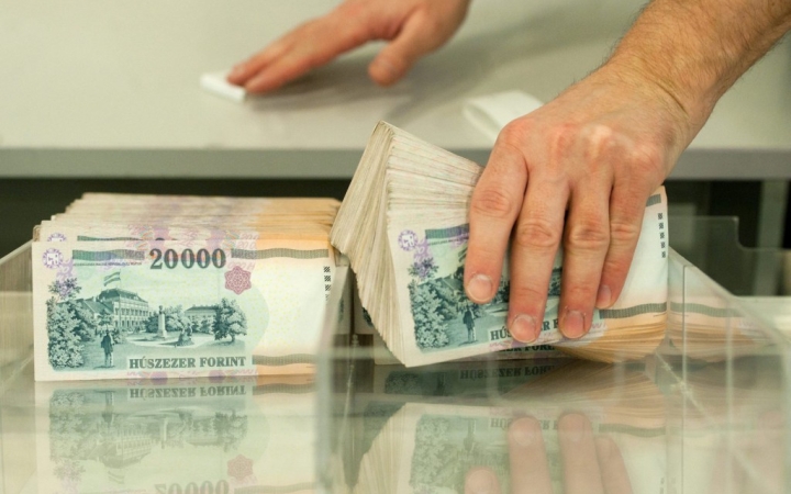 Tovább csökken a bankadó