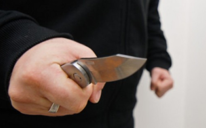 Életveszélyes késelés Ercsiben