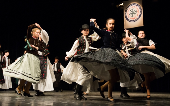 Kitartó munka, hagyományok és tánc