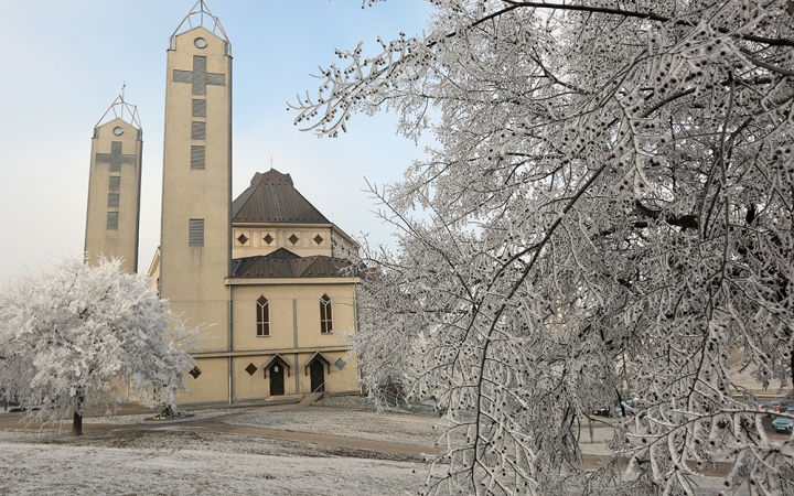 Télbe burkolózótt Dunaújváros