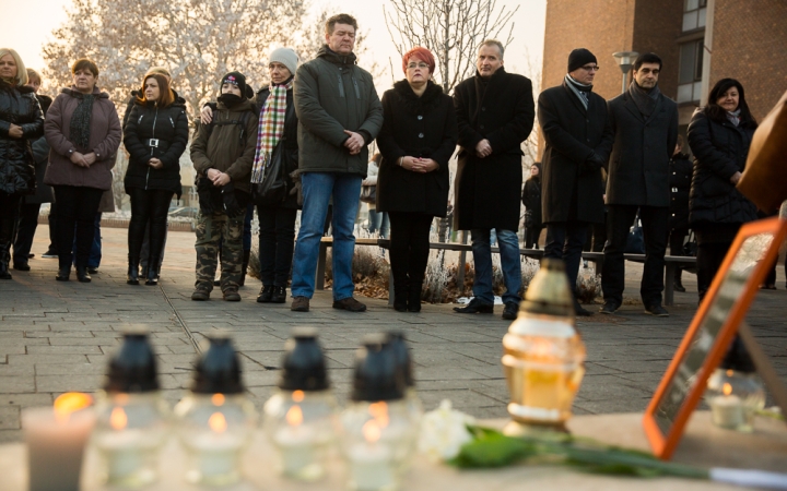 Gyertyagyújtás a veronai buszbaleset áldozataiért