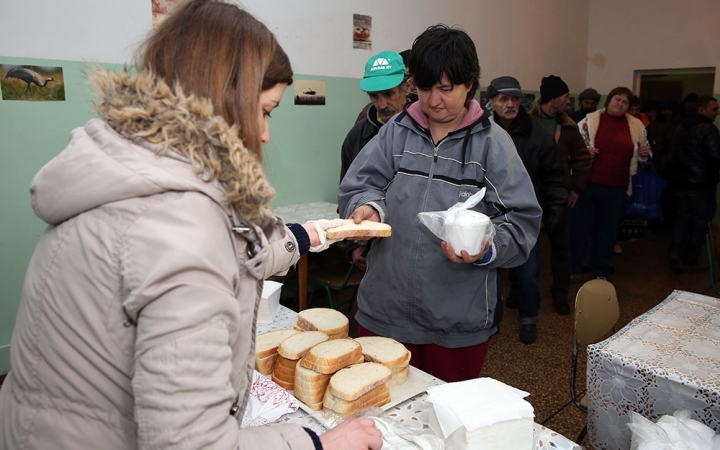 Meleg étel a hajléktalanoknak