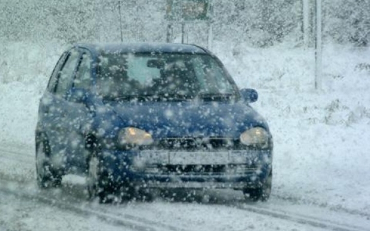 Balesetek a havas esőben 