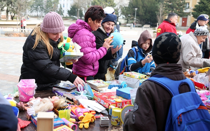 Adományosztás a Városháza téren