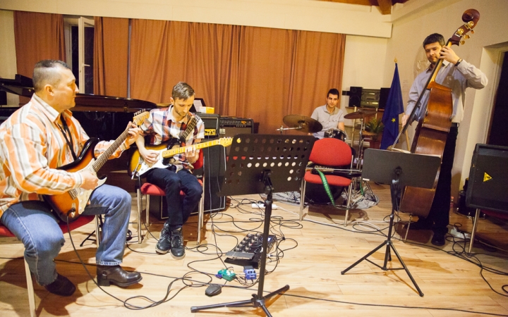 Jazz-kávéházi hangulat a zenesuliban