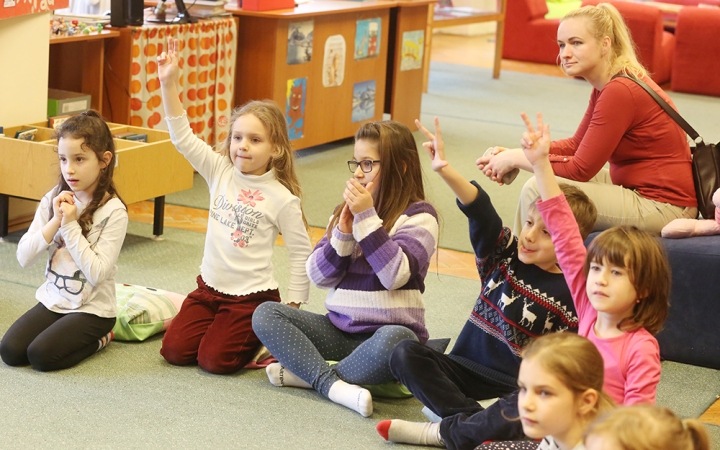 Mesedélután a könyvtárban