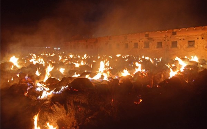 Kétméteres lángok egy szikrából