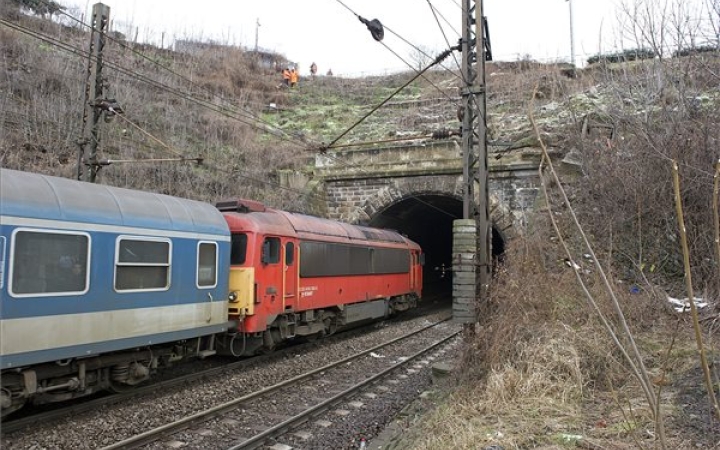 Igen, ma is csak Kelenföldig megy a vonat