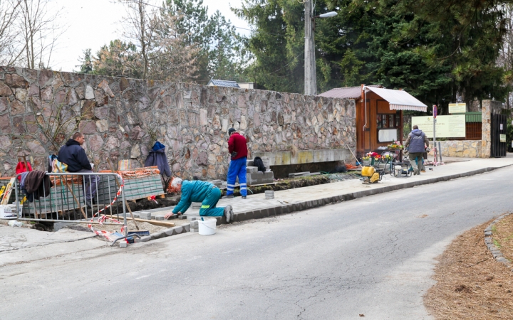 Járdafelújítás a temetőnél