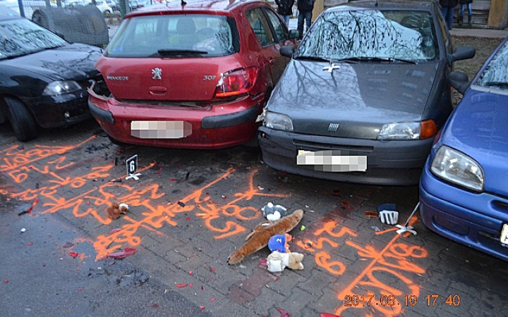 Ivott, autóba ült, kiegyenesítette a kanyart