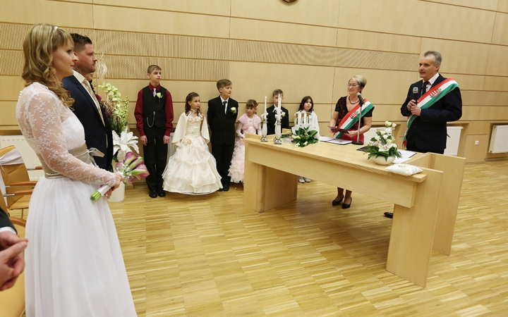 Újabb polgármesteri esketés