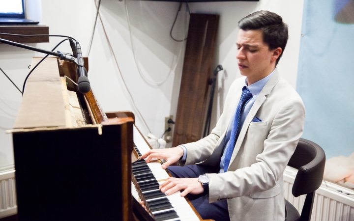 Lemezbemutató egy zongorával