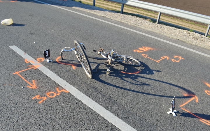 Kamion sodort el egy biciklist