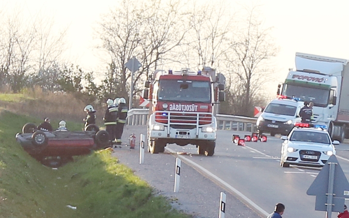 Autó borult az árokba, többen megsérültek