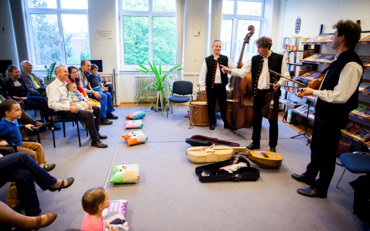 Zenével ünnepelték a költészet napját