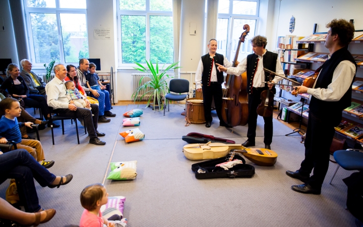 Zenével ünnepelték a költészet napját