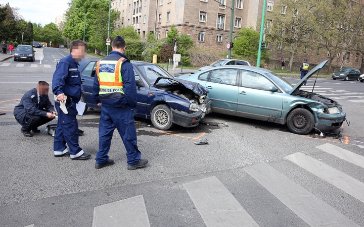 Áthajtott a piroson
