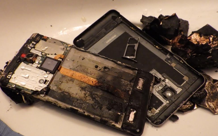 A kezében robbant fel a mobiltelefon