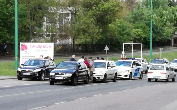 Baleset és félpályás útzár a Dózsa György úton