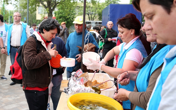 Újabb ételosztás a főtéren