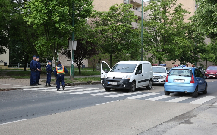 Anyát és gyermekét sodorták el a zebrán