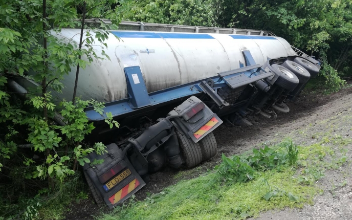 Tartálykocsi az árokban