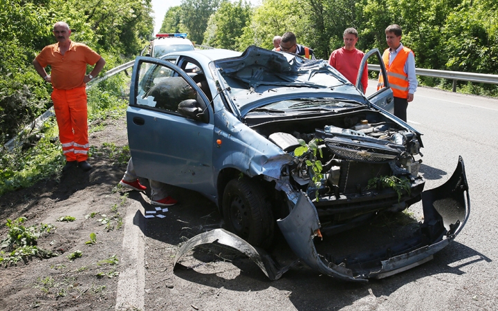 Árokba hajtott egy autó a 6-oson