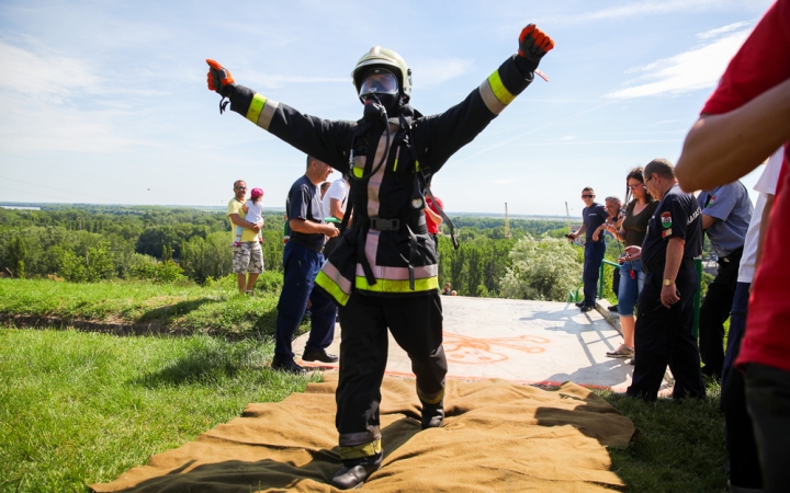 Lépcsőfutás harminc fokban, menetfelszerelésben