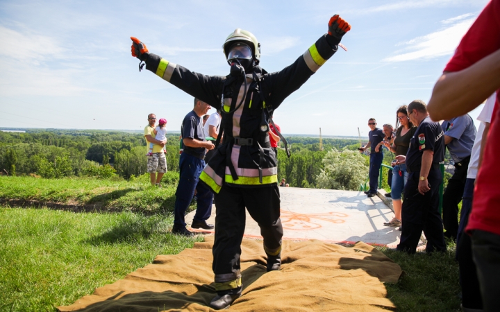 Lépcsőfutás harminc fokban, menetfelszerelésben