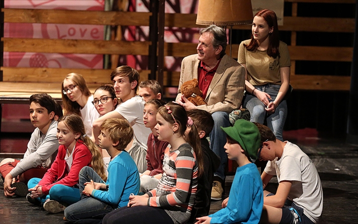 Dunai Tamás és a színjátszó gyerekek