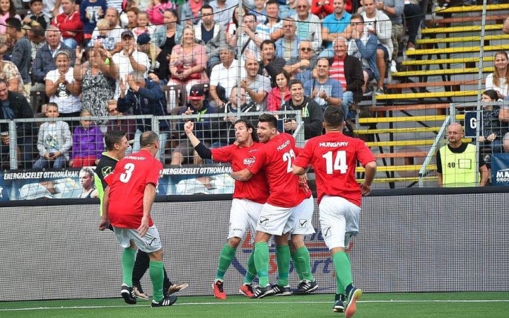 Csoportelsőként tovább