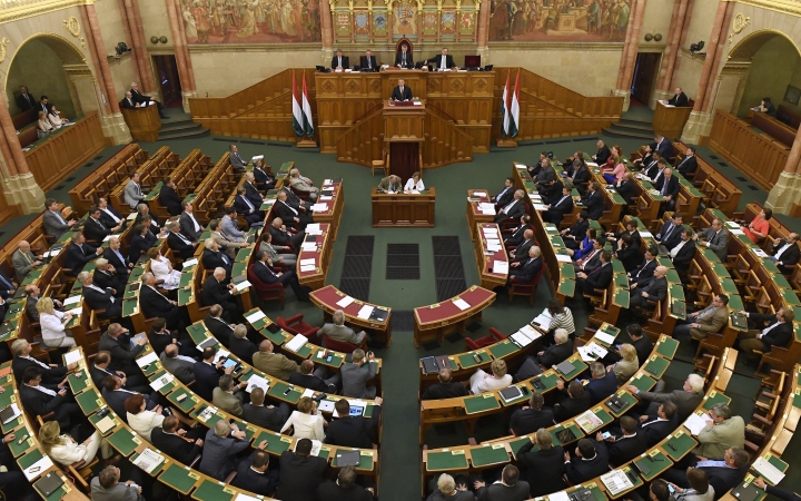 Megszavazta a parlament a civiltörvényt 