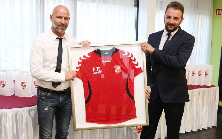 Búcsúzik a sikeredező