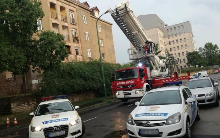 Villám csapott egy négyemeletes házba 