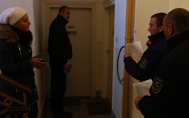 Hatezer riasztót osztanak ki