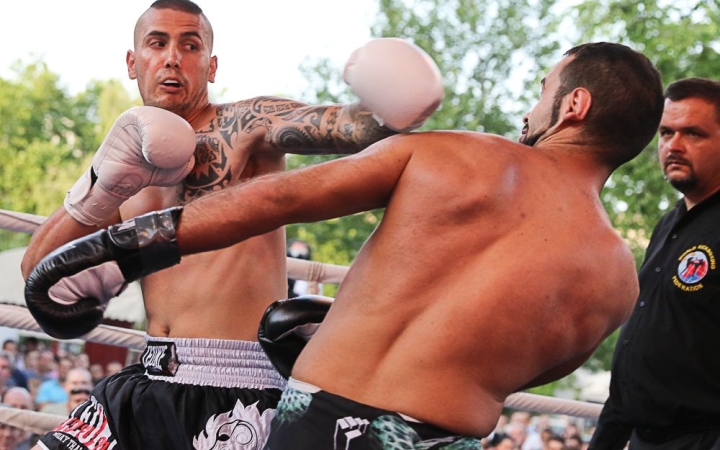 Megint pofonoktól lesz hangos a mozi előtti tér