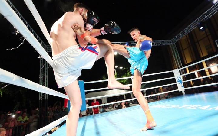 Újra kinyitották a pofonládát