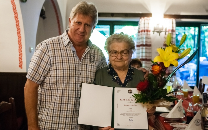 Ötvenöt éve a városban