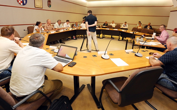 Megveszi a város az élményfürdőt